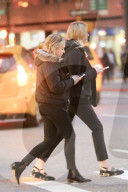 PEOPLE - Chloe Grace Moretz spaziert mit einer Freundin durch New York