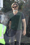 PEOPLE - Chris Pine spaziert durch die Nachbarschaft