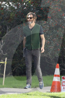 PEOPLE - Chris Pine spaziert durch die Nachbarschaft