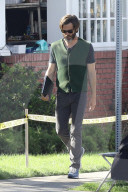 PEOPLE - Chris Pine spaziert durch die Nachbarschaft