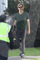 PEOPLE - Chris Pine spaziert durch die Nachbarschaft