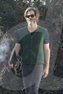 PEOPLE - Chris Pine spaziert durch die Nachbarschaft