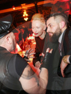 PEOPLE - Männermode Paris: Stars an der Berluti-Show