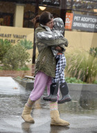 EXKLUSIV - Selma Blair trotzt mit Sohn Arthur dem Regen