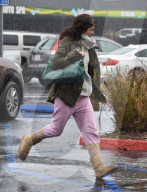 EXKLUSIV - Selma Blair trotzt mit Sohn Arthur dem Regen