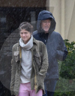 EXKLUSIV - Selma Blair trotzt mit Sohn Arthur dem Regen