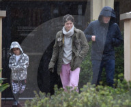 EXKLUSIV - Selma Blair trotzt mit Sohn Arthur dem Regen