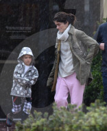 EXKLUSIV - Selma Blair trotzt mit Sohn Arthur dem Regen