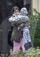 EXKLUSIV - Selma Blair trotzt mit Sohn Arthur dem Regen