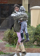 EXKLUSIV - Selma Blair trotzt mit Sohn Arthur dem Regen