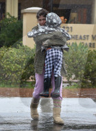 EXKLUSIV - Selma Blair trotzt mit Sohn Arthur dem Regen