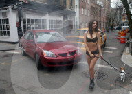 PEOPLE - Emily Ratajkowski geht in der Unterwäsche Gassi