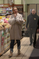 EXKLUSIV - Cameron Diaz und Benji Madden wärmen sich im Laden auf
