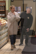 EXKLUSIV - Cameron Diaz und Benji Madden wärmen sich im Laden auf