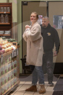 EXKLUSIV - Cameron Diaz und Benji Madden wärmen sich im Laden auf