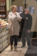 EXKLUSIV - Cameron Diaz und Benji Madden wärmen sich im Laden auf