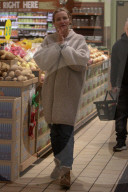 EXKLUSIV - Cameron Diaz und Benji Madden wärmen sich im Laden auf