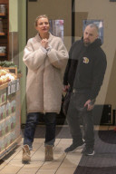 EXKLUSIV - Cameron Diaz und Benji Madden wärmen sich im Laden auf