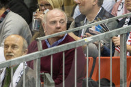 NEWS - Uli Hoeness schaut dem FC Bayern beim Basketball zu