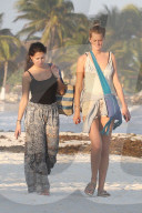 EXKLUSIV - Toni Garrn spaziert am Strand von Cancun