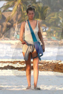 EXKLUSIV - Toni Garrn spaziert am Strand von Cancun