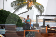 EXKLUSIV - Toni Garrn spaziert am Strand von Cancun