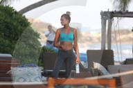 EXKLUSIV - Toni Garrn spaziert am Strand von Cancun