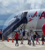 EXKLUSIV - Liev Schreiber mit Alexander und Samuel auf Galapagos