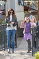 EXKLUSIV - Katie Holmes mit Suri in Calabasas unterwegs