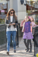 EXKLUSIV - Katie Holmes mit Suri in Calabasas unterwegs
