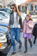 EXKLUSIV - Katie Holmes mit Suri in Calabasas unterwegs