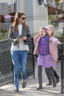 EXKLUSIV - Katie Holmes mit Suri in Calabasas unterwegs
