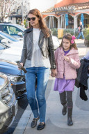 EXKLUSIV - Katie Holmes mit Suri in Calabasas unterwegs
