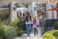 EXKLUSIV - Katie Holmes mit Suri in Calabasas unterwegs