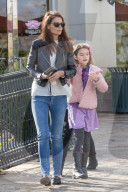 EXKLUSIV - Katie Holmes mit Suri in Calabasas unterwegs