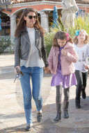 EXKLUSIV - Katie Holmes mit Suri in Calabasas unterwegs