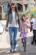 EXKLUSIV - Katie Holmes mit Suri in Calabasas unterwegs