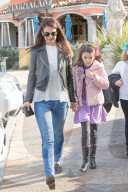 EXKLUSIV - Katie Holmes mit Suri in Calabasas unterwegs
