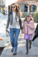EXKLUSIV - Katie Holmes mit Suri in Calabasas unterwegs