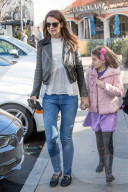EXKLUSIV - Katie Holmes mit Suri in Calabasas unterwegs