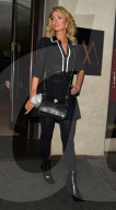 PEOPLE - Paris Hilton in London unterwegs