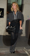PEOPLE - Paris Hilton in London unterwegs