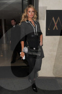 PEOPLE - Paris Hilton in London unterwegs