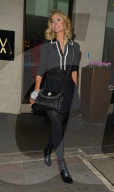PEOPLE - Paris Hilton in London unterwegs