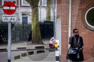 FEATURE - Clet Abraham verziert Verkehrsschilder