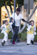 EXKLUSIV - Mariah Carey's Kinder gehen mit der Nanny in den Karateunterricht