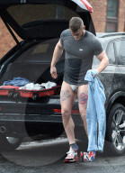 PEOPLE - Austin Armacost zieht sich bei seinem Auto um