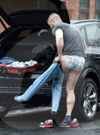 PEOPLE - Austin Armacost zieht sich bei seinem Auto um
