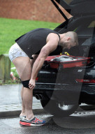 PEOPLE - Austin Armacost zieht sich bei seinem Auto um