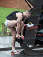 PEOPLE - Austin Armacost zieht sich bei seinem Auto um